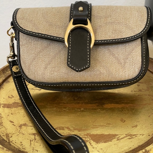 Dooney and Bourke Wristlet - Picture 1 of 8